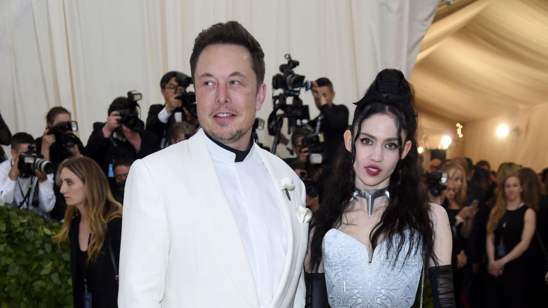 Illustration for article titled Dangerous Moon Dust, Android P's Arrival, and Musk–Grimes Mania: Best Gizmodo Stories of the Week